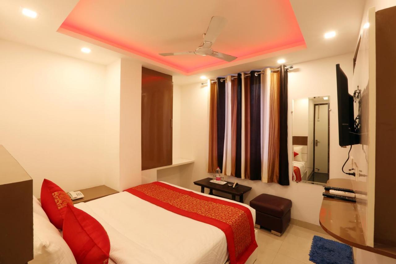 Hotel Sky Wood At Airport New Delhi Exterior photo