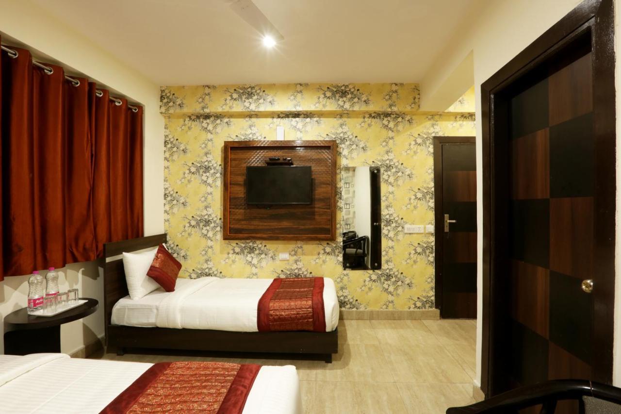 Hotel Sky Wood At Airport New Delhi Exterior photo