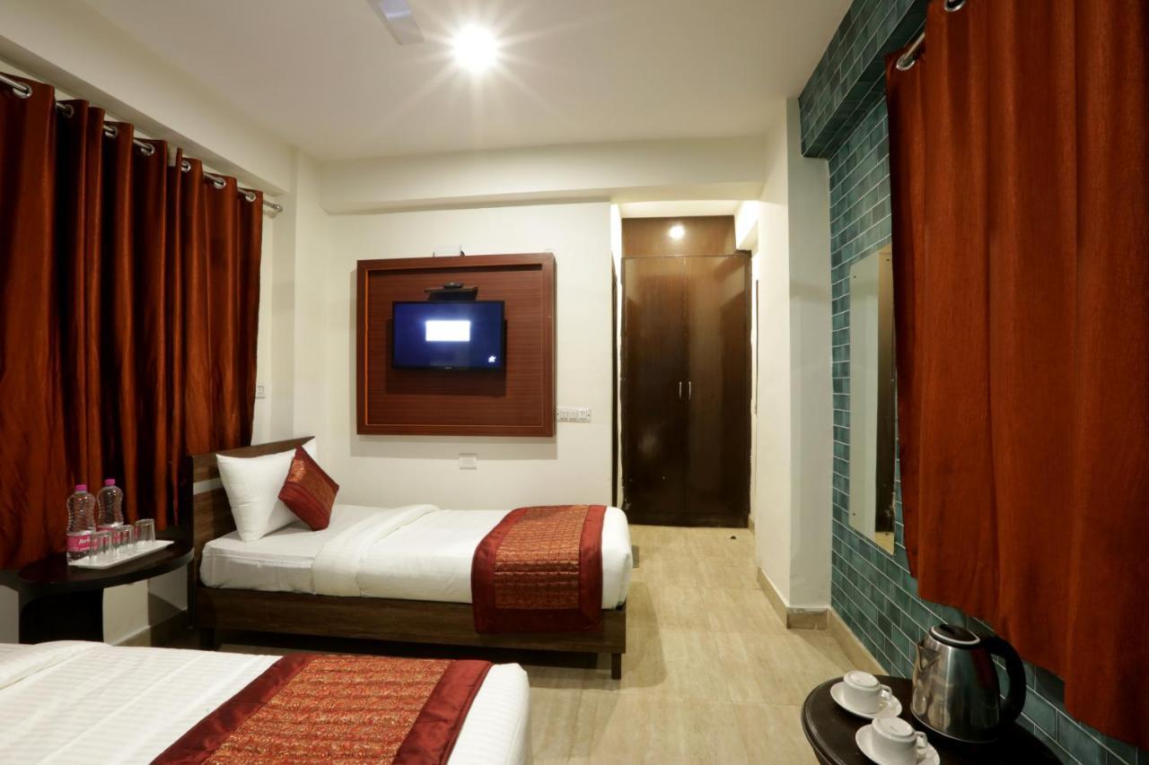 Hotel Sky Wood At Airport New Delhi Exterior photo